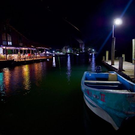 Hotel Y Restaurante Backpackers Rio Dulce Exterior photo
