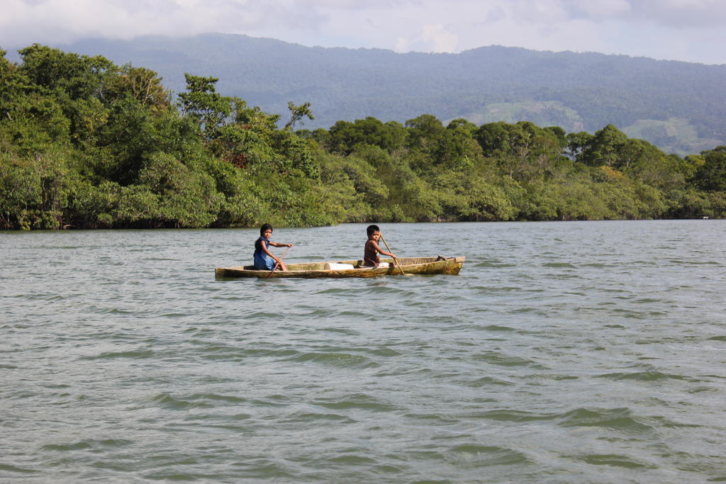 Hotel Y Restaurante Backpackers Rio Dulce Exterior photo