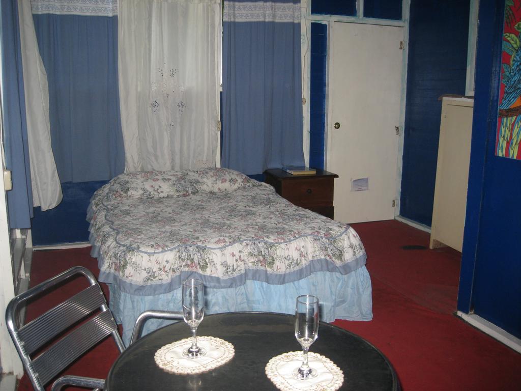 Hotel Y Restaurante Backpackers Rio Dulce Room photo