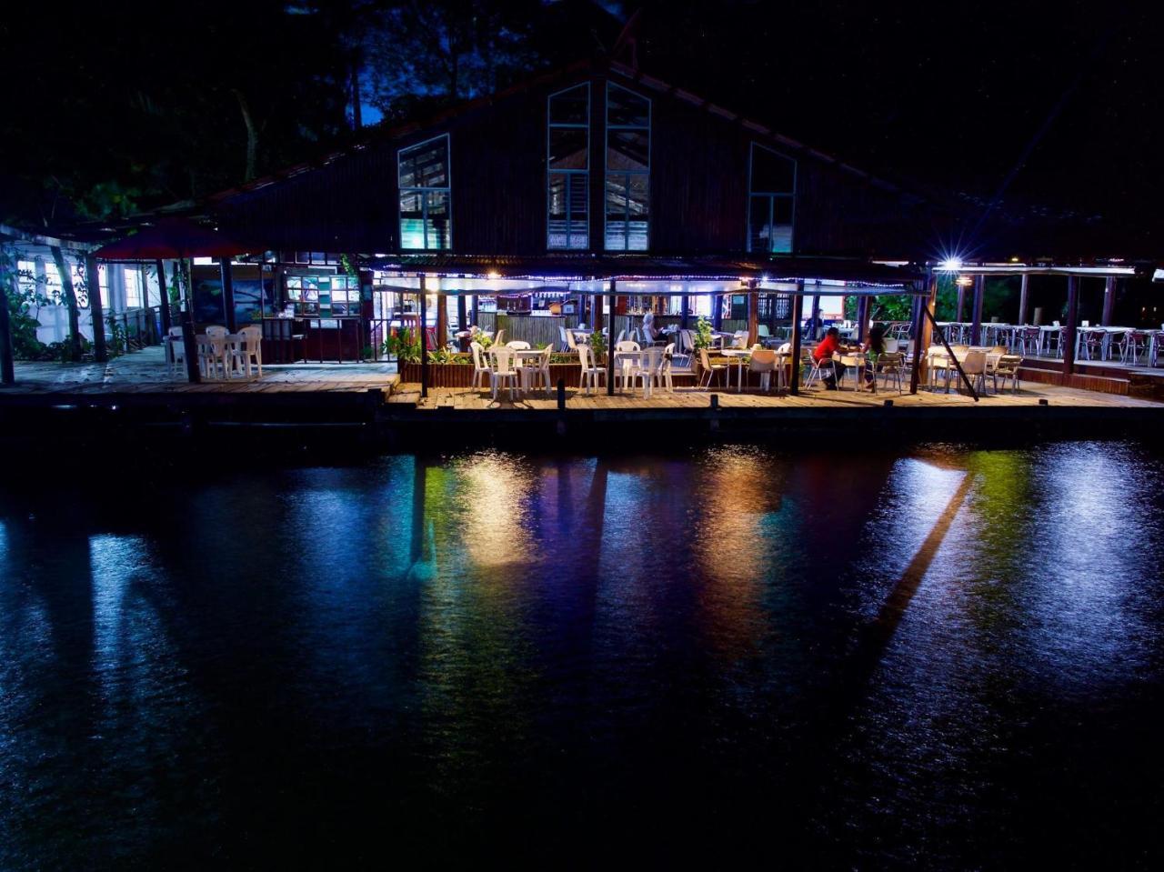 Hotel Y Restaurante Backpackers Rio Dulce Exterior photo