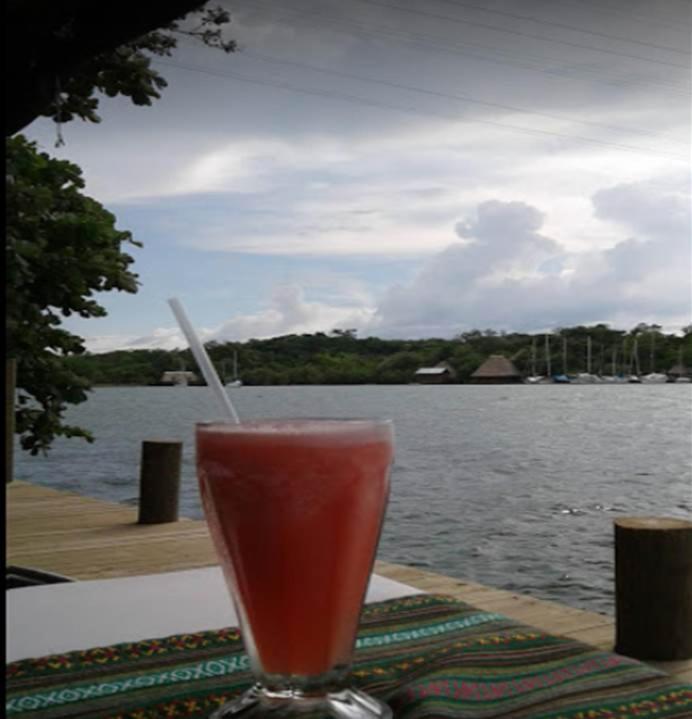 Hotel Y Restaurante Backpackers Rio Dulce Exterior photo