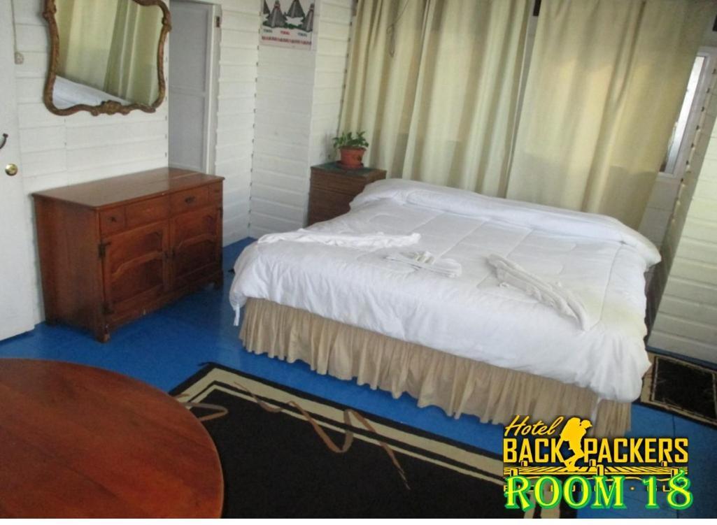 Hotel Y Restaurante Backpackers Rio Dulce Exterior photo