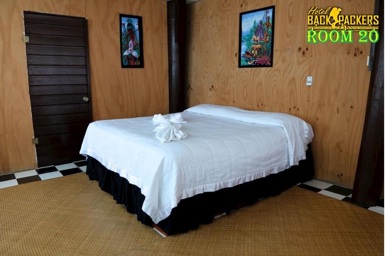 Hotel Y Restaurante Backpackers Rio Dulce Exterior photo
